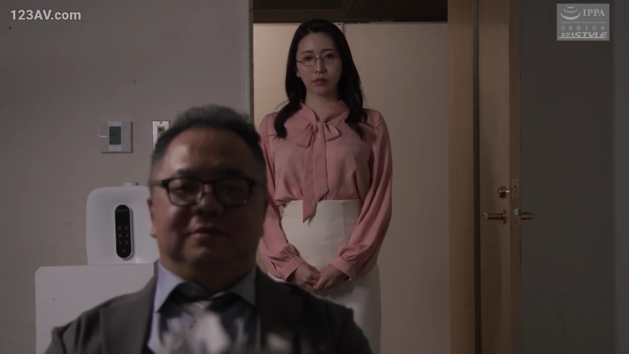 眼镜 · 站立 · 中景 · 注视 · 职场 · 室内房间 · 冷淡 · 粉色蝴蝶结衬衫