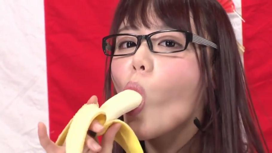 室内 · 脸部特写 · 诱惑 · 正面 · 含弄 · 黑框眼镜 · 性暗示 · 香蕉