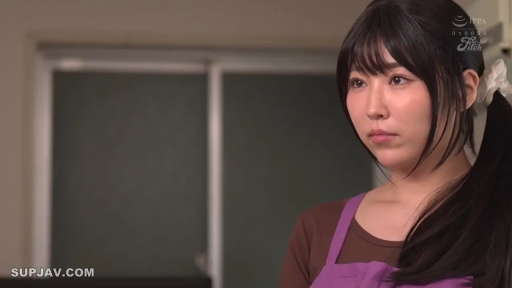 室内 · 严肃 · 站姿 · 面部特写 · 凝视 · 围裙 · 马尾