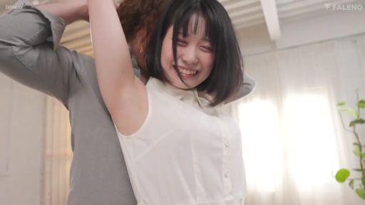 室内 · 举手 · 笑容 · 短发 · 腋下 · 亲密互动 · 无袖白色衬衫