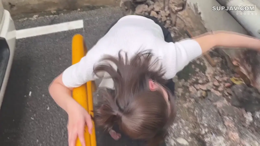 Outdoor parking lot · 白色短袖针织衫