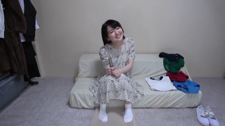 室内 · 坐姿 · 面部 · 项链 · 笑容 · 吊带 · 欢谈