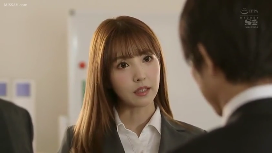 严肃 · 脸部特写 · 办公室 · 站立 · 职业装 · 对视 · OL · 白板