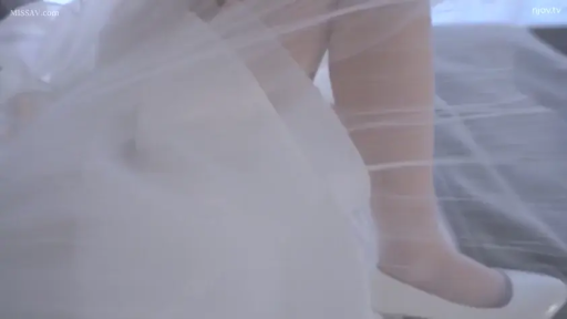 室内 · 座り姿勢 · 展示 · 脚部のクローズアップ · ウェディングドレス