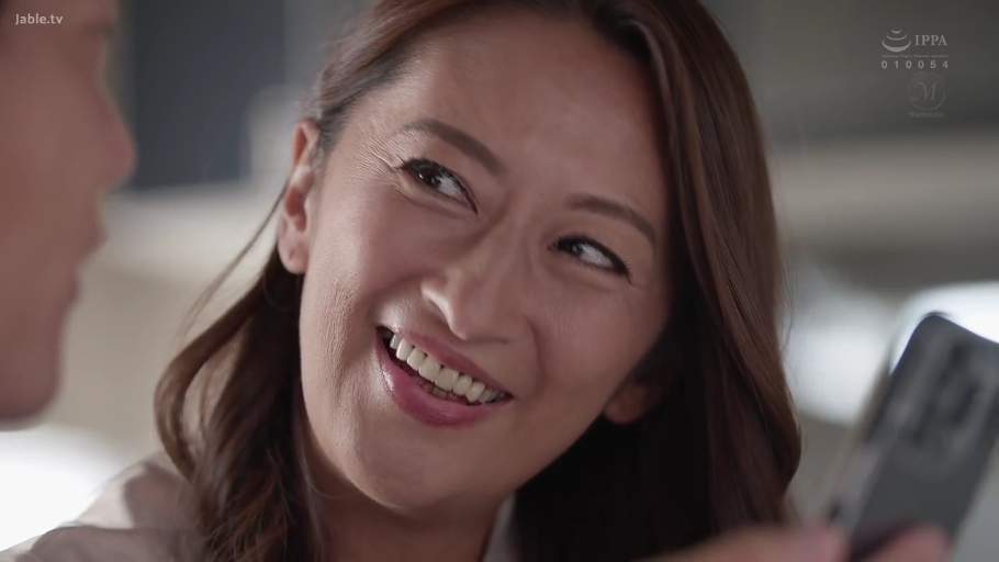 室内 · 微笑 · 面部特写 · 衬衫 · 手机 · 熟女 · 观看 · 侧头