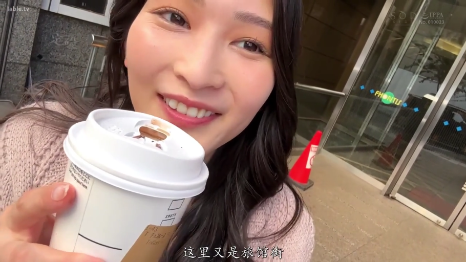 脸部 · 站立 · 长发 · 甜美微笑 · 粉色针织衫 · 户外街道 · 手持咖啡 · 咖啡纸杯