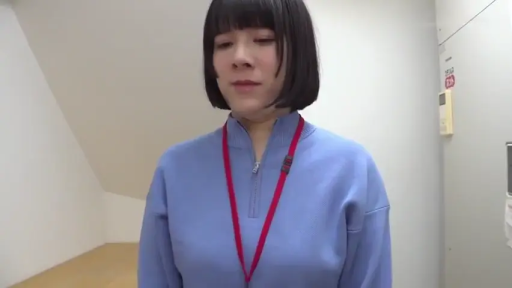 室内 · 站姿 · 半身 · 浅蓝色拉链衫