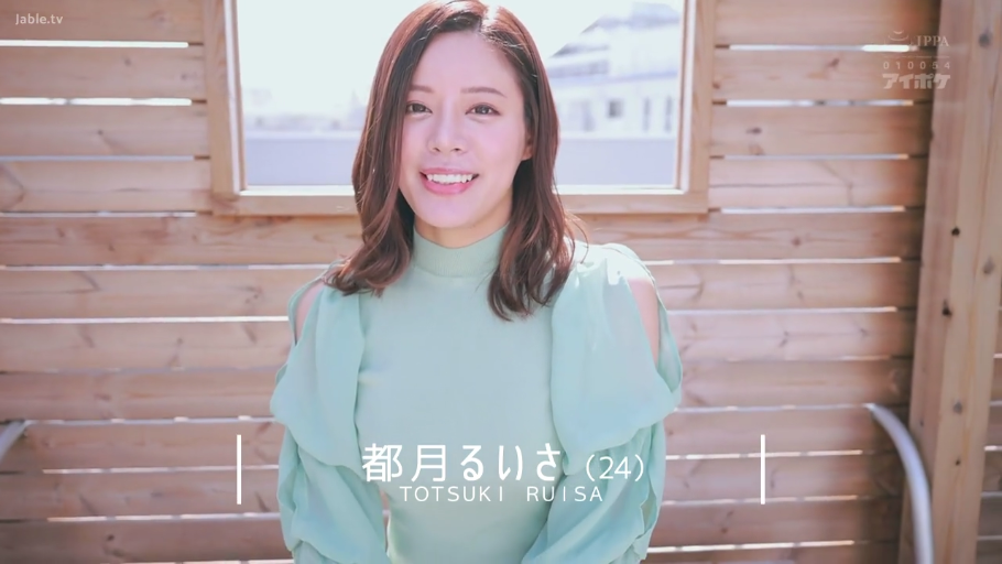 面对镜头 · 半身特写 · 自然微笑 · 正面端坐 · 浅绿色露肩雪纺衫 · 木质背景室内