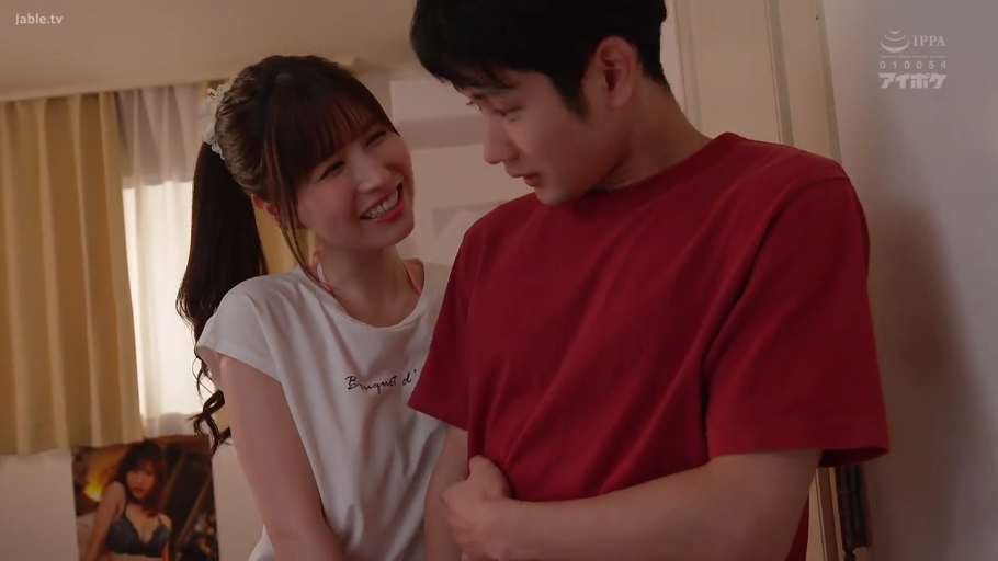 室内 · 交谈 · 站立 · 字幕 · 认真 · 上半身 · 休闲服