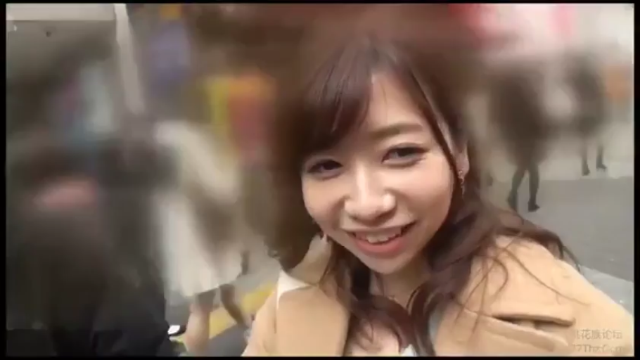 脸部特写 · 站立 · 微笑 · 面对镜头 · 亚洲女性 · 户外街头 · 驼色大衣