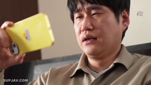 室内 · 坐姿 · 专注 · 脸部特写 · 衬衫 · 看手机 · 手机 · 中年男性