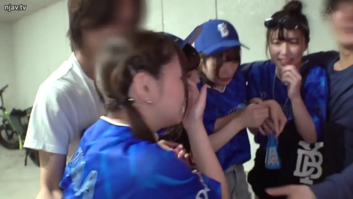 室内 · 站立 · 中景 · 棒球球衣