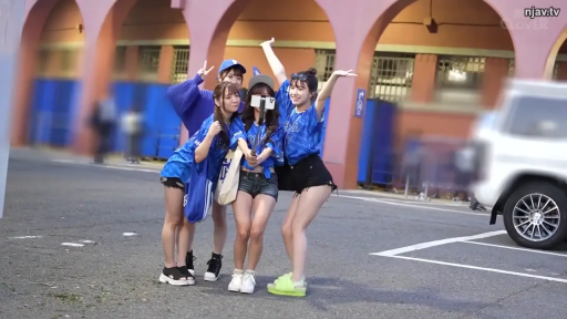 全身 · 微笑 · 多人 · 户外 · 自拍 · 自拍杆 · 蓝色球衣 · 站立摆姿势