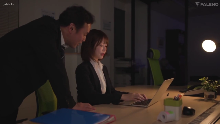 座り姿勢 · 集中 · 办公室 · 笔记本电脑 · 无特写 · 职业正装 · 职场交流 · 深夜场景