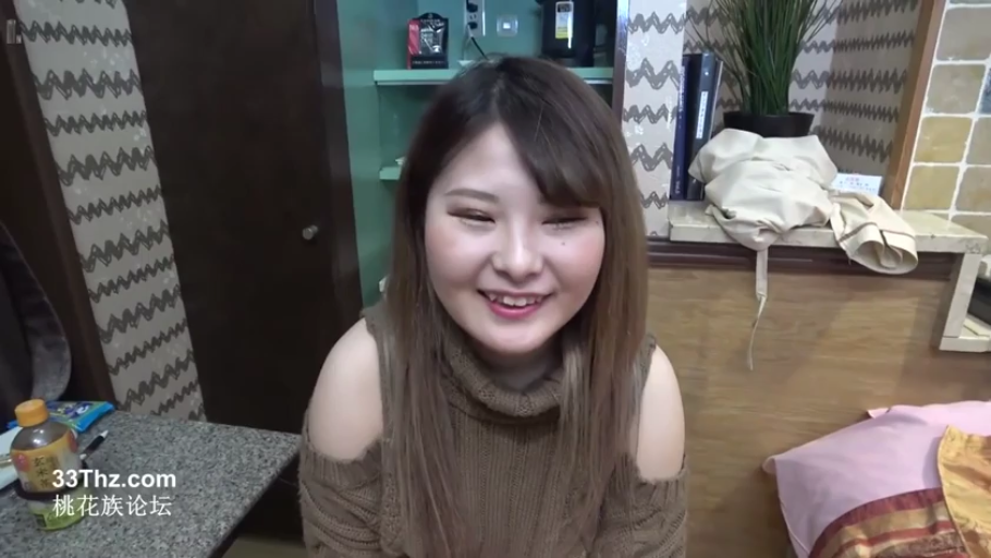 坐姿 · 面对镜头 · 客厅 · 近景 · 喜悦 · 饮料瓶 · 生活感 · 露肩毛衣