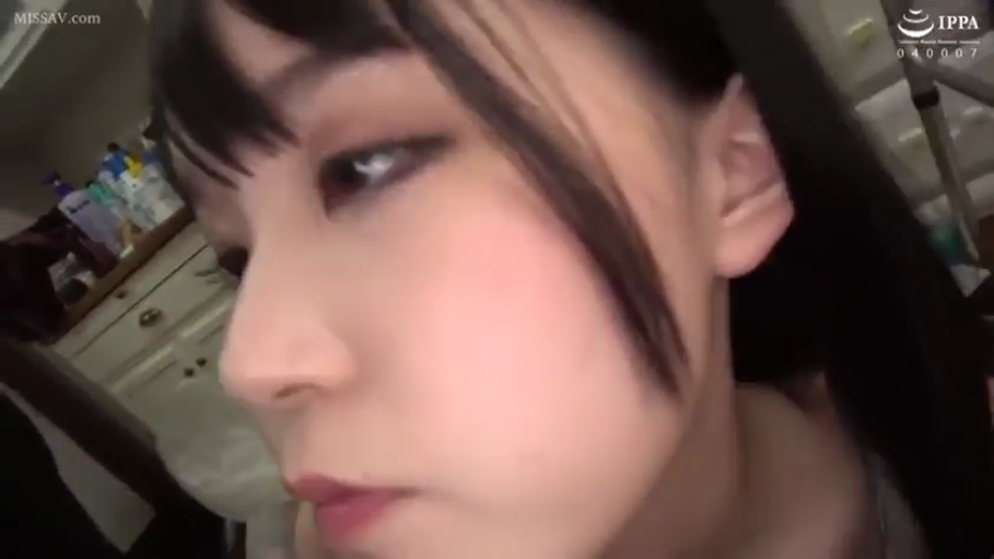 Indoor · Close-up of the face · 自然 · Stare · Asian women · Strap · 侧头