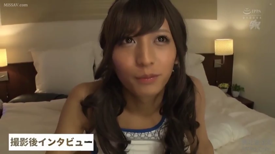 坐姿 · 脸部特写 · 卧室 · 运动背心 · 自然 · 访谈 · 床头灯 · 后期采访