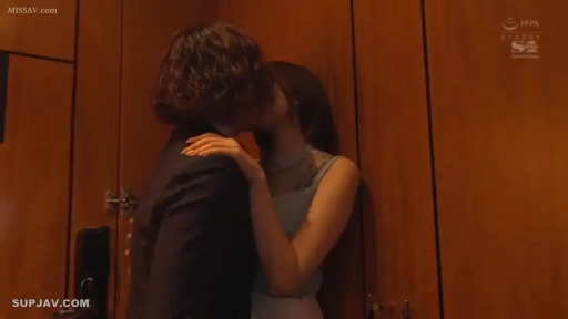 室内 · 投入 · 中景 · 接吻 · ワンピース · 站立拥抱