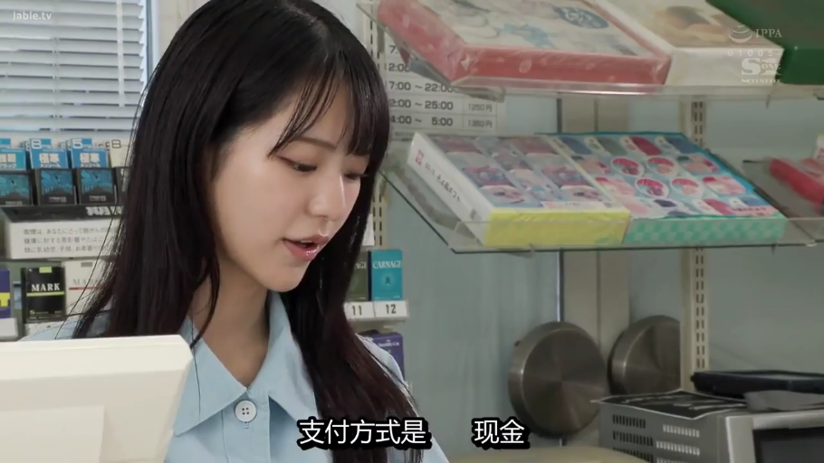 专注 · 角色扮演 · 站立 · 上半身 · 便利店 · 货架 · 便利店制服 · 收银工作