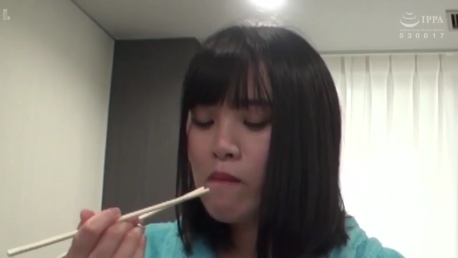 室内 · 坐姿 · 面部特写 · 进食 · 短发 · 平和 · 筷子 · 蓝色睡衣