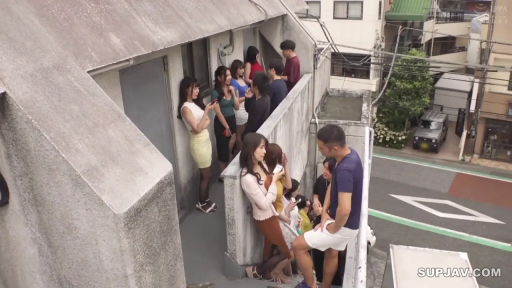 自然 · 远景 · 多人 · 手机 · 便装 · 倚靠 · 闲聊 · 室外阳台