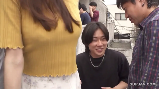 中景 · 站姿 · 微笑 · 交流 · 多人 · 手机 · 室外 · 便装