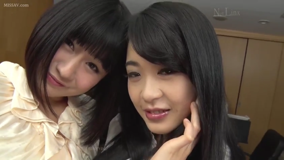 室内 · 微笑 · 面部特写 · 注视镜头 · 黑发 · 荷叶边衬衫 · 靠在一起