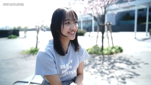 坐姿 · 半身 · 甜美微笑 · 开朗 · 室外公园 · 日常风格 · 浅蓝色T恤