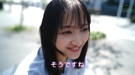 脸部特写 · 温和 · 户外 · 浅蓝色上衣 · 画面带有日语字幕