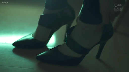 室内 · 足部特写 · 站立 · 高跟鞋 · 高跟鞋 · 暗光 · 走动