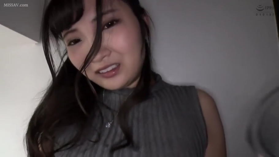 室內 · 臉部特寫 · 灰色无袖针织衫