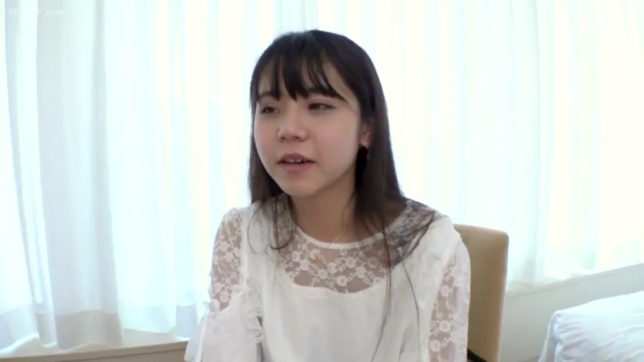 坐姿 · 单人 · 平静 · 面部特写 · 访谈 · 窗帘前 · 蕾丝衫