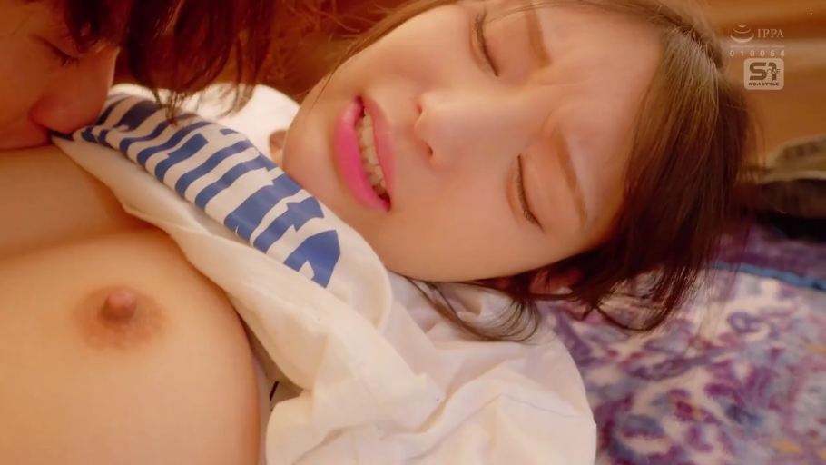 卧室 · 亲吻 · 特写 · 沉醉 · 被褥 · 躺卧 · 乳头 · 半脱T恤