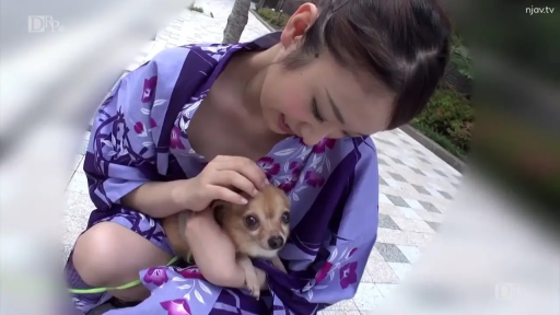 愉悦 · 中景 · 户外 · 和服 · 宠物狗 · 逗狗 · 蹲下