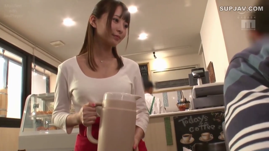 站立 · 微笑 · 半身 · 红色围裙 · 水壶 · 服务 · 咖啡厅