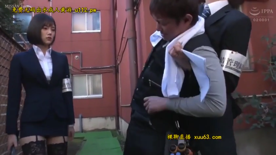 站立 · 中景 · 职业装 · 剧情 · 户外 · 对峙 · 袖章 · 冷漠