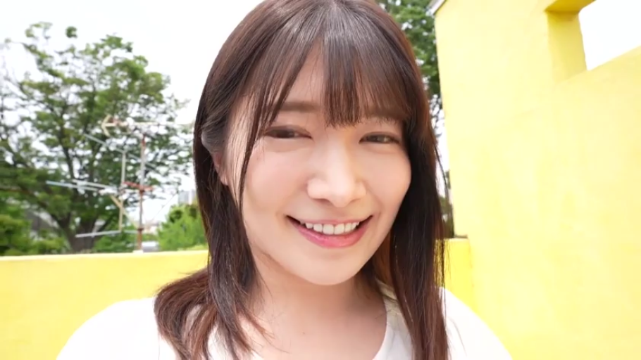 站立 · 微笑 · 面对镜头 · 面部特写 · 白色上衣 · 户外 · 齐刘海