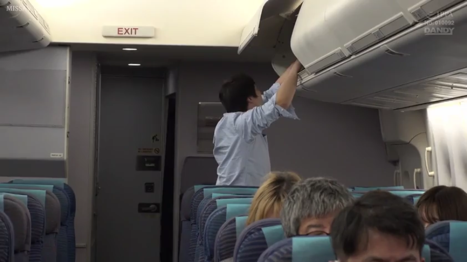 全景 · 平静 · 中文字幕 · 浅蓝色衬衫 · 飞机客舱 · 整理行李 · 行李架 · 站立伸手