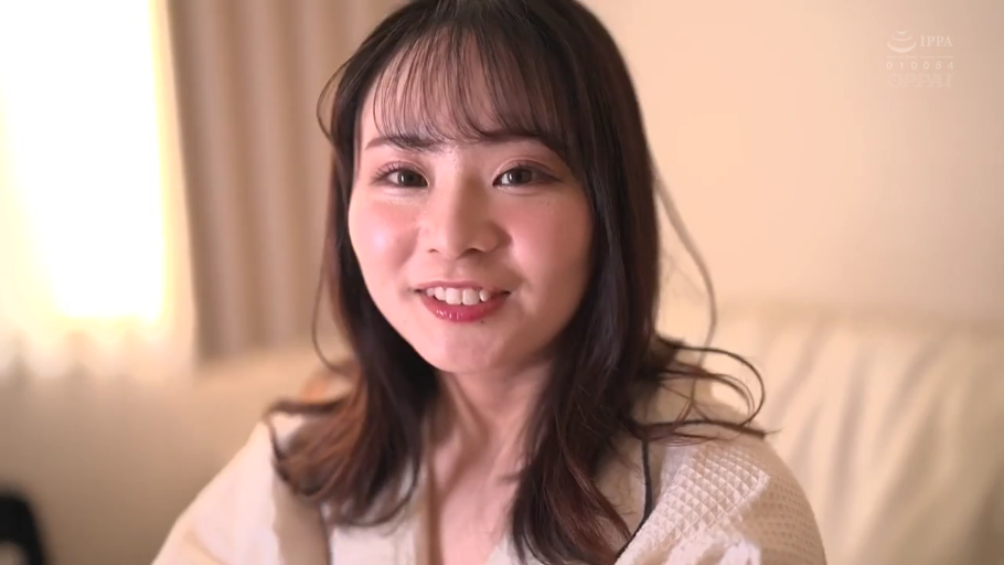 跪姿 · 臀部特写 · 自慰行为 · 室内地板 · 粉色震动棒 · 黑色情趣内衣与丝袜