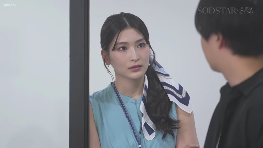 办公室 · 站立 · 对视 · 近景 · 工牌 · 蓝色无袖衫 · 沟通 · 白领