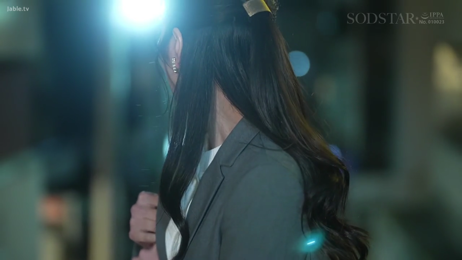 中景 · 灰色西装外套 · 行走 · 夜景 · 单肩包 · 室外街头 · 焦急 · 赶路