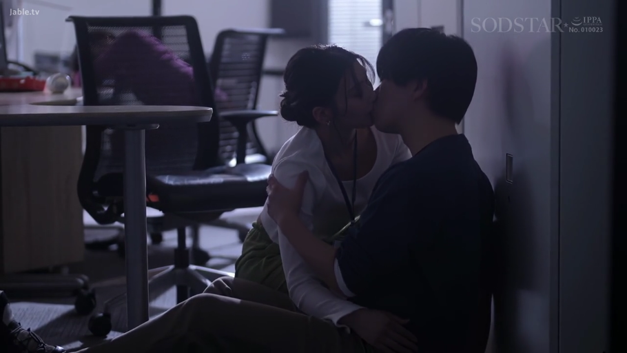 坐姿 · 投入 · 办公室 · 接吻 · 工牌 · 职场装 · 拥吻 · 职场恋情