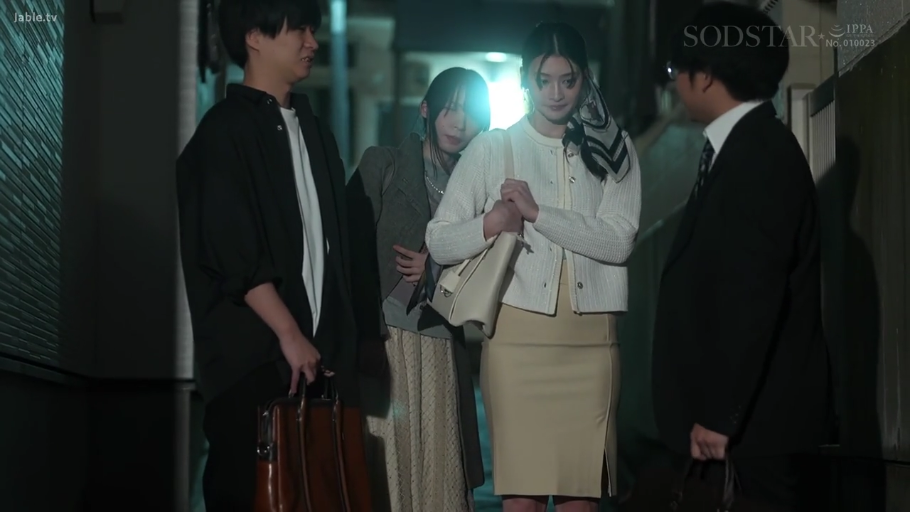 交谈 · 站立 · 中景 · 微笑 · 手提包 · 夜景 · 室外街道 · 职场便装