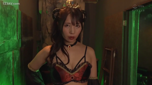 室内 · 严肃 · 站立 · 注视 · 上半身 · 发箍 · 角色扮演服 · 魅魔题材