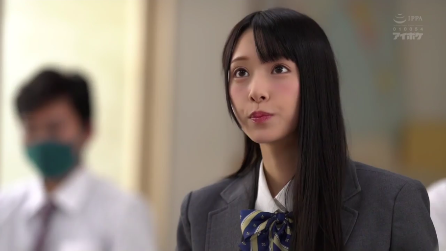 室内 · 校服 · 平静 · 静坐 · 头部 · 垂首 · 黑发