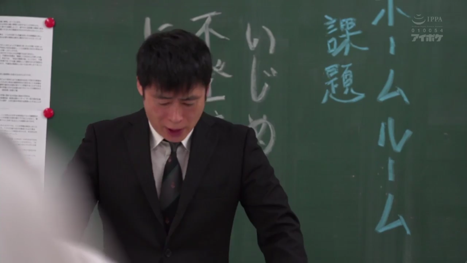 面部 · 教室 · 站立 · 隐忍 · 黑板 · 西装 · 讲课 · 男教师