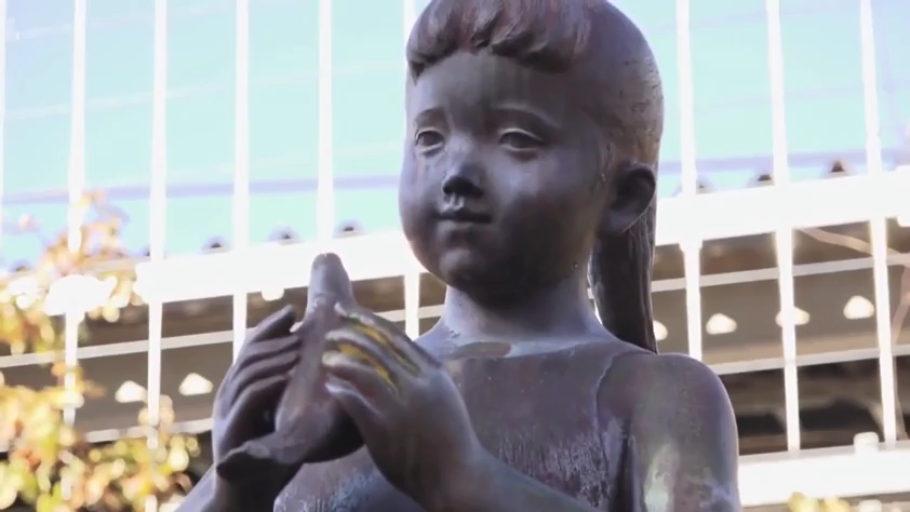 站立 · 顔のクローズアップ · 屋外 · 无袖裙