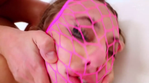 室内 · 面部特写 · 痛苦 · 绳艺 · 手 · 头部后仰 · 粉色鱼网面罩 · 被强行抓捏脸部