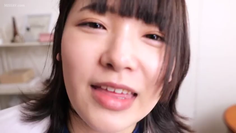 室内 · 脸部特写 · 白色上衣 · 近景 · 正面 · 喜悦 · 对视说话