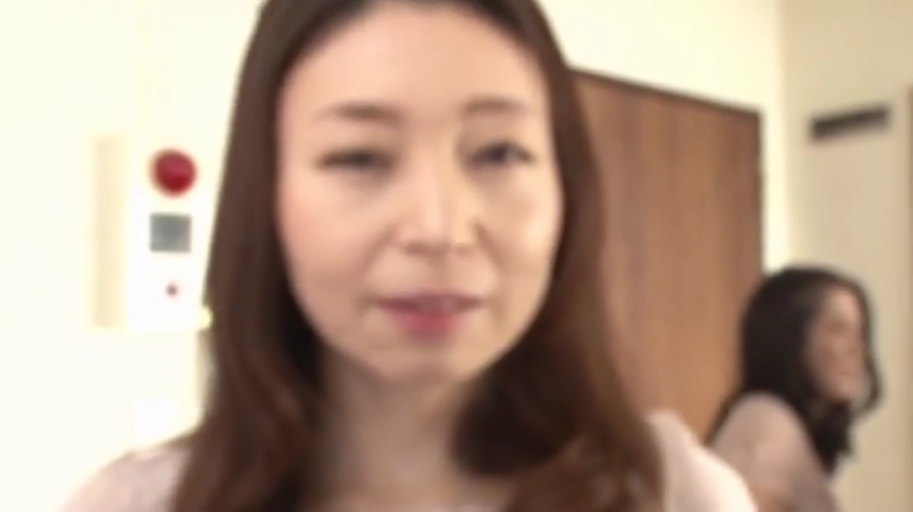 室内 · 脸部特写 · 自然 · 注视镜头 · 长发 · 正面 · 浅色上衣 · 警报器